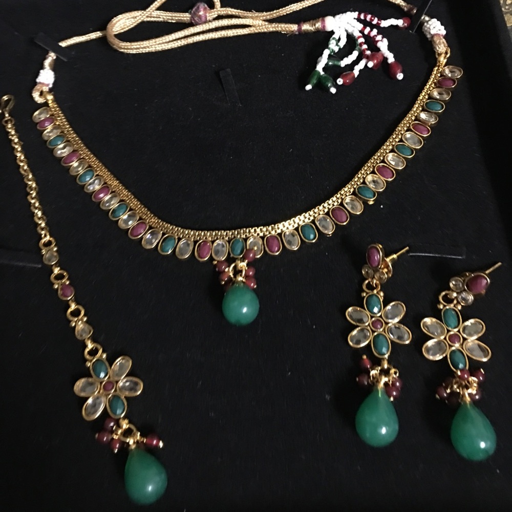 KUNDAN necklace,earring n tikka set.